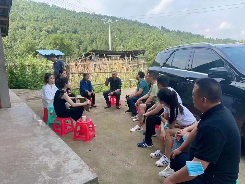 6月21日肆季文旅集团董事长黄地携分公司负责人前往龙潭乡慰问困难员工家属