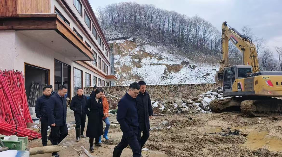 利州区委副书记，区长郭祖炎、区委常委，宣传部部长戴亚男等领导一行，调研督促月坝冰雪嘉年华（滑雪场）项目进展情况。