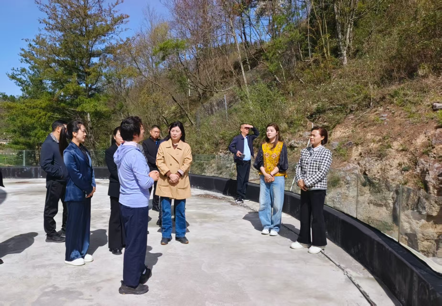 市政协副主席何开莉一行，在朝天区政协副主席石英的陪同下调研望远山旅游度假区及曾家山滑雪场！公司总经理黄金豆、曾家山滑雪场负责人孟玲玲接待并介绍我集团冰雪产业。